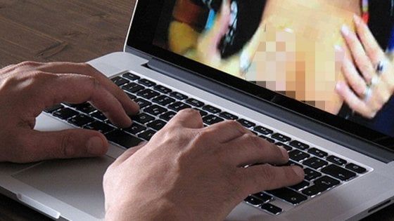 Brindisi, in 4 la filmano di nascosto e la ricattano con i video hard: li fa arrestare