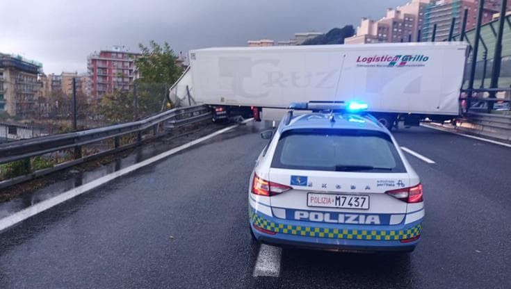 Incidente sulla A10, riaperta l’autostrada su una corsia dopo il blocco per un tir di traverso