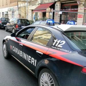 Tenta di uccidere l'ex moglie ma sbaglia bersaglio, sfregiata 71enne