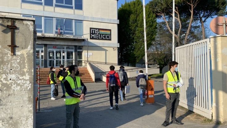 Firenze, primo giorno di scuola per i tutor anti-covid: 200 ragazzi vigilano sui comportamenti dei compagni