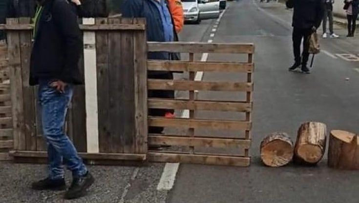 Roma-Lido bloccata dai pendolari dopo lo stop della linea per "verifiche tecniche"