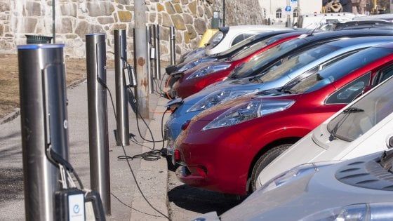 Auto elettrica, cobalto sempre più scarso e costoso: a rischio la produzione di batterie