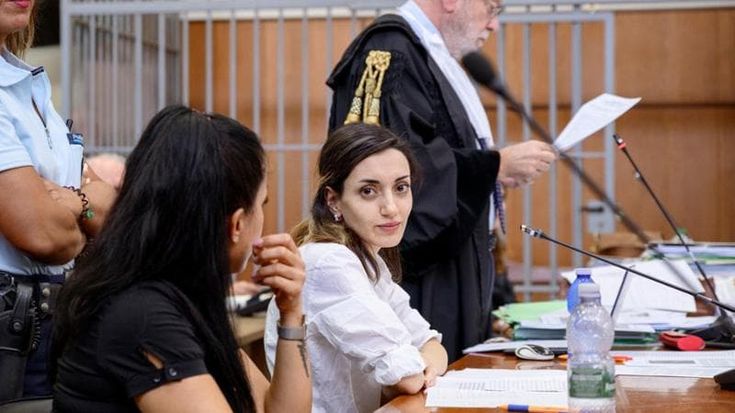 Il dramma di Maysoon, l’attivista iraniana scambiata per scafista: “Da nove mesi in carcere, scrivo e disegno la mia innocenza”