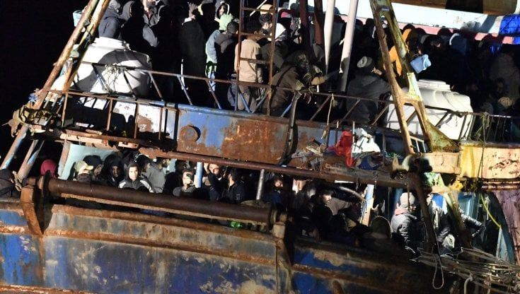 Cutro, un dossier accusa il governo: "In 18 casi simili l'Italia è intervenuta"