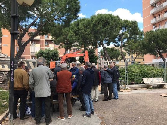 Il raduno degli umarell a Bari: accanto al nuovo cantiere si gioca anche a carte