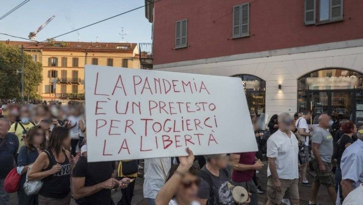 Terrapiattista, No Vax e irrazionale. Ecco l'Italia complottista del Censis