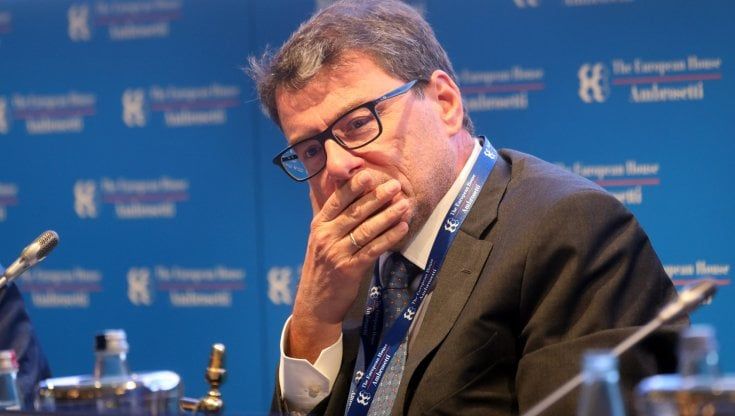 Duello sul reddito di cittadinanza. Anche l’Ocse frena: va ridotto