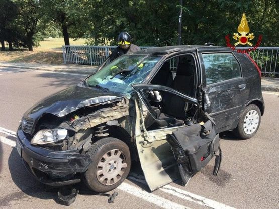Incidente nel Bolognese, auto rischia di cadere da un ponte