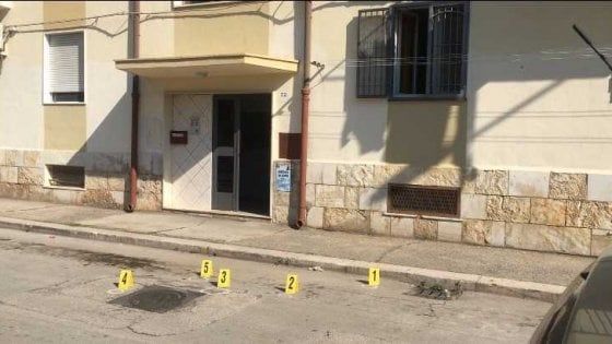 Foggia, spari contro l'abitazione di un pregiudicato: proiettile entra in camera da letto. Illeso