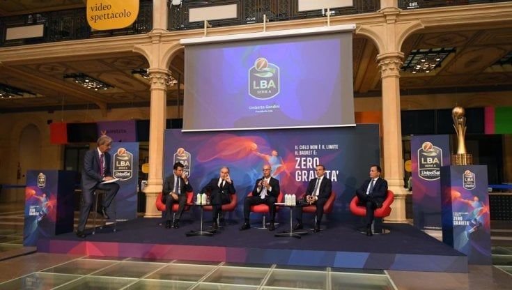 Basket, la Serie A riparte: la Virtus insegue l'Olimpia per il titolo. Dove vedere le partite in tv 