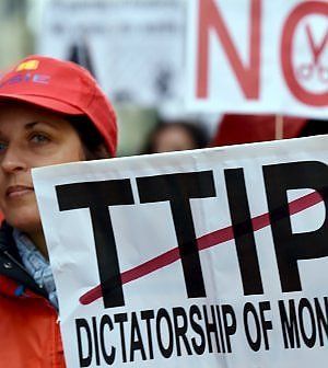 Galline, salute, concorrenza e privacy. Ecco perché il trattato Usa-Ue non è dalla parte dei cittadini