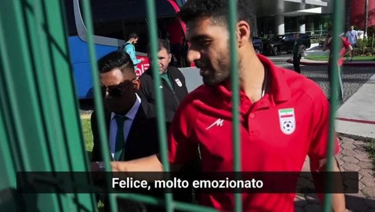 Mondiali di calcio, l'Iran a Tijuana: l'abbraccio dei tifosi e la caccia all'autografo