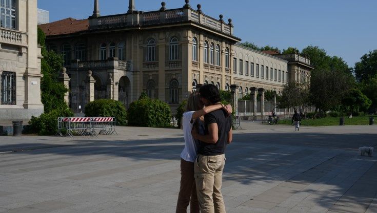 "Sono solo un ragazzo innamorato": la storia d'amore tra (futuri) ingegneri e quella foto vicino alle tende del Politecnico