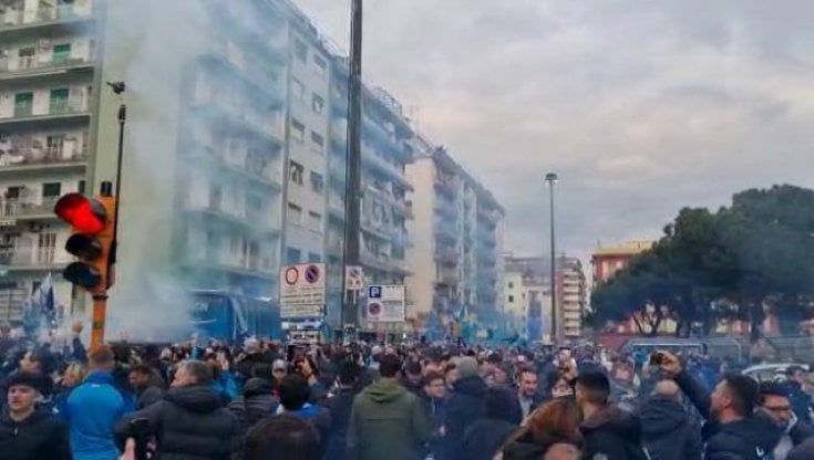 Il Napoli arriva al Maradona: fumogeni azzurri e il coro "Devi vincere"