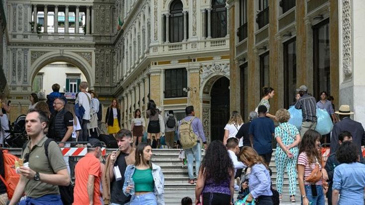 Ognissanti, prove tecniche per Natale: folla di turisti e alberghi pieni in centro