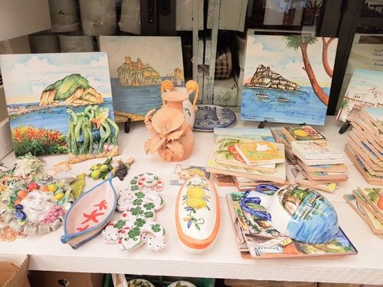 Ischia, dal terremoto alla rinascita: riapre la bottega di ceramica