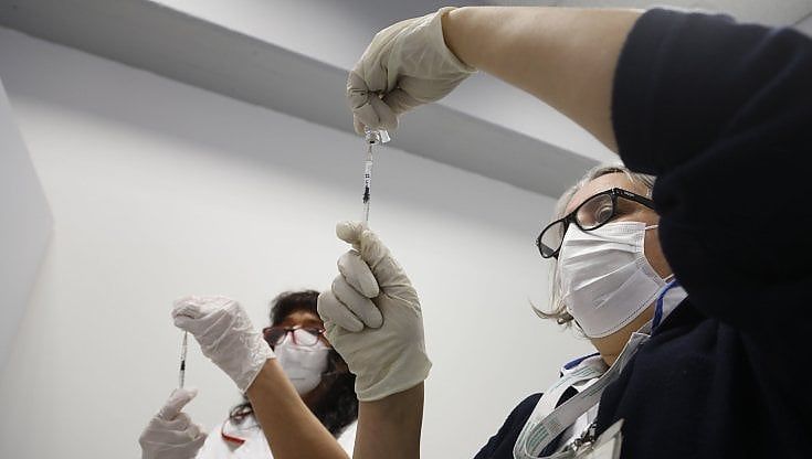 Vaccini in Puglia, dai medici di famiglia appello a Decaro: "A noi poche dosi e nessun aiuto"