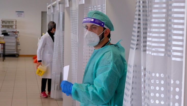 Covid, l'allarme dei medici di famiglia a Bari: "Non riusciamo a seguire casi sospetti o conclamati"