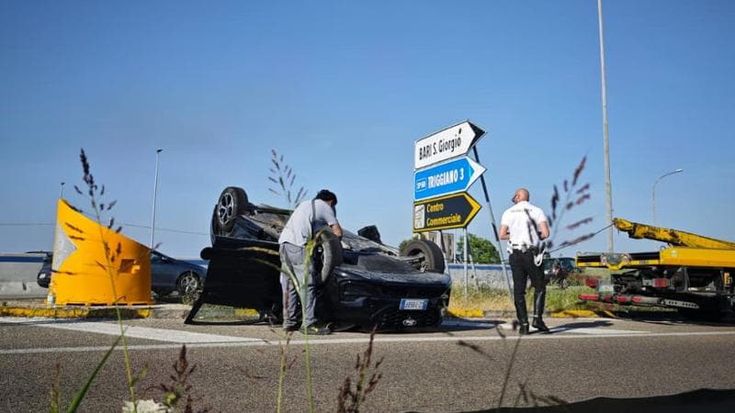 Bari, auto si ribalta allo svincolo San Giorgio-Triggiano: traffico in tilt sulla statale 16