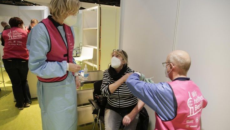 Germania, accordo con BioNTech per altri 30 milioni di dosi di vaccino. Errore in casa di riposo: iniettate 5 dosi a operatori sanitari