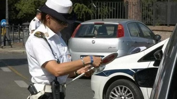 Litiga con i vigili e mangia la multa per divieto di sosta in via Prenestina
