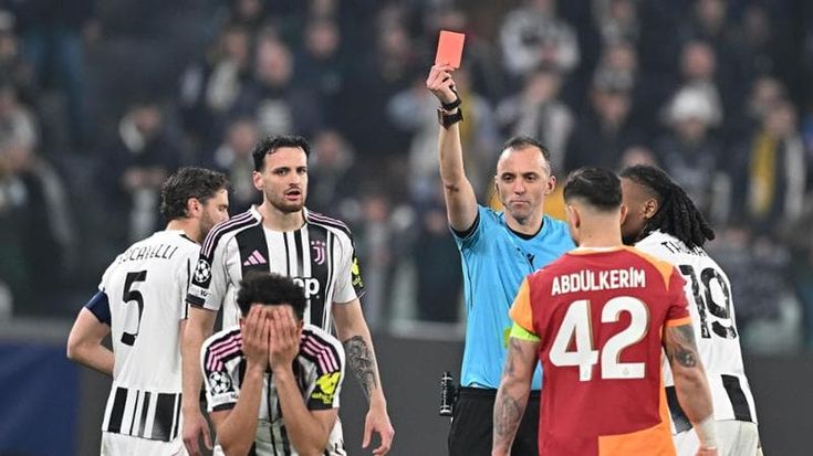 Juventus, Kelly espulso per doppio giallo come Kalulu, ma l’arbitro lo rivede al Var: ecco perché