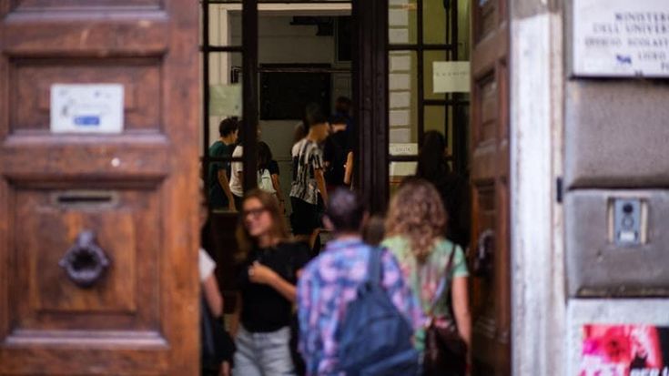 Educazione sessuale, gli adolescenti la scoprono dai social. La proposta dell’Aied: “Obbligatoria dalle elementari e formazione per i docenti”