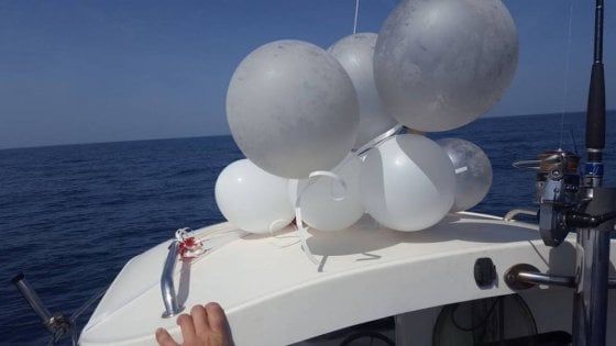 Foggia, lanciano palloncini per le nozze d'argento e un papà li raccoglie in Montenegro