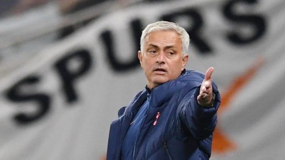 Inghilterra, Tottenham: un giocatore deve andare in bagno, e Mourinho gli corre dietro...