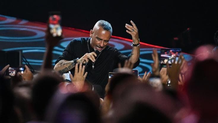 Ramazzotti a Messina con un mega palco: cinque maxischermi e due passerelle