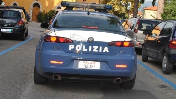 Napoli, aggredisce una donna nel portone di casa e tenta di violentarla