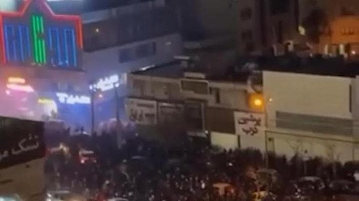 Iran: migliaia in piazza, bloccato internet. Trump: “Non so se Pahlavi può governare”