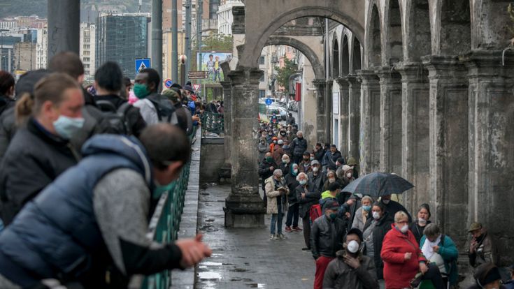 Casa, cibo, medicine e bollette. Dieci milioni rischiano di non farcela. La Caritas: da noi tanti nuovi poveri