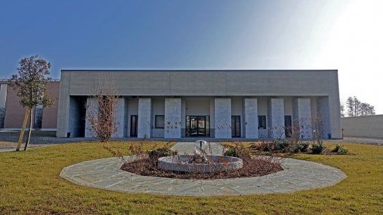Resti umani abbandonati negli scatoloni al tempio crematorio, due arresti a Biella
