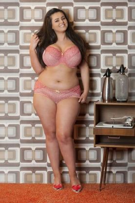 Sophia Adams, da vittima dei bulli a modella curvy