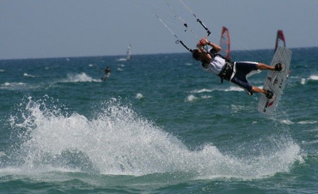 Maltempo, in mare con il kitesurf<br />muore annegato nel Salento