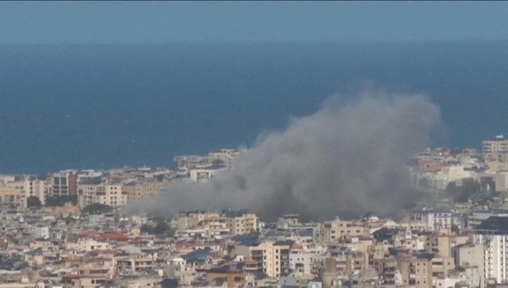 Libano: attacchi israeliani su Beirut, colonna di fumo alla periferia sud della città
