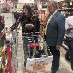 Torino, la sindaca e l'arcivescovo fanno la spesa per il Banco Alimentare