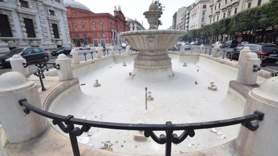 Bari, nelle fontane rifiuti ma niente acqua: hanno funzionato solo durante il G7