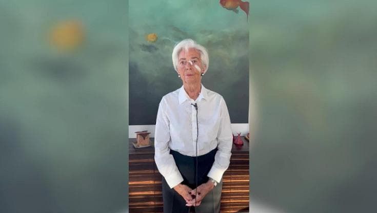Lagarde annuncia le dimissioni dalla Bce con due cerotti sul viso: "Seguite i consigli dei medici"