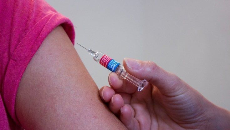 Vaccini Covid: sono sicuri ed efficaci, poche e risolvibili le reazioni avverse