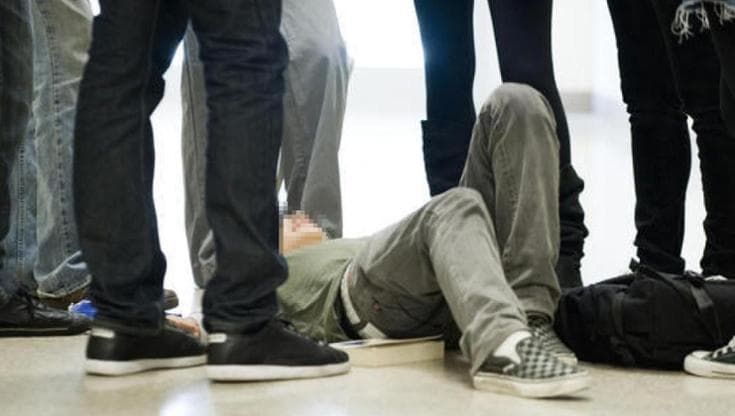 Ragazzino picchiato dal branco alla festa della Madonna: calci, pugni e la sigaretta sulla pelle