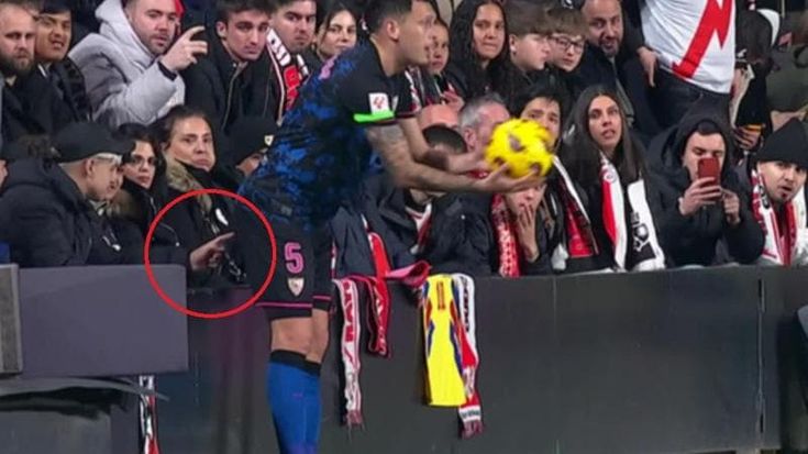 Tifoso molesta Ocampos toccandolo durante una rimessa laterale. Il calciatore: “Fatto grave da prendere seriamente. Se fosse successo durante una partita femminile?”