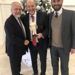 Liverpool-Napoli, De Laurentiis ha donato un Pulcinella ai Reds