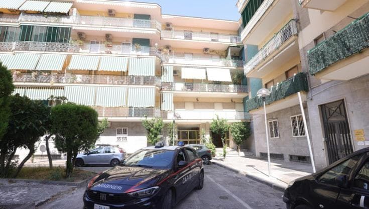 Portici, morti in casa zia di 82 anni e nipote di 43. Ipotesi: infarto per lui, poi malore per lei