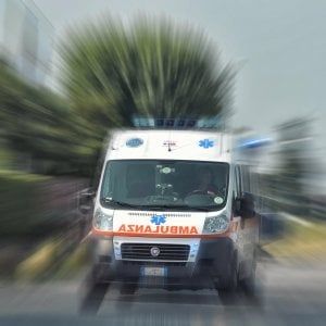 Operaio precipita dentro una grata, morto dopo un volo di tre metri a Parabiago 