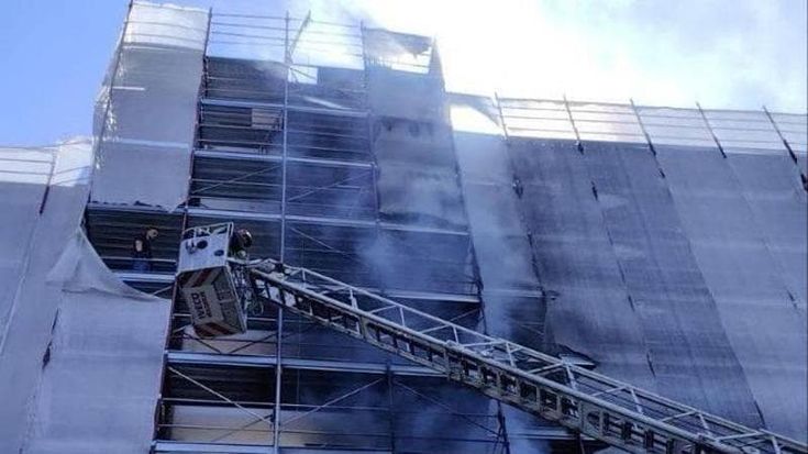 Maxi incendio e tanta paura in un condominio a Monza: 50 residenti evacuati, 7 intossicati