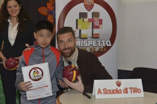 A "scuola di tifo" con il portiere della Roma e gli alunni della Ferraironi