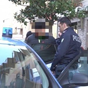 "Vi ammazzo tutti": minaccia col coltello una scolaresca