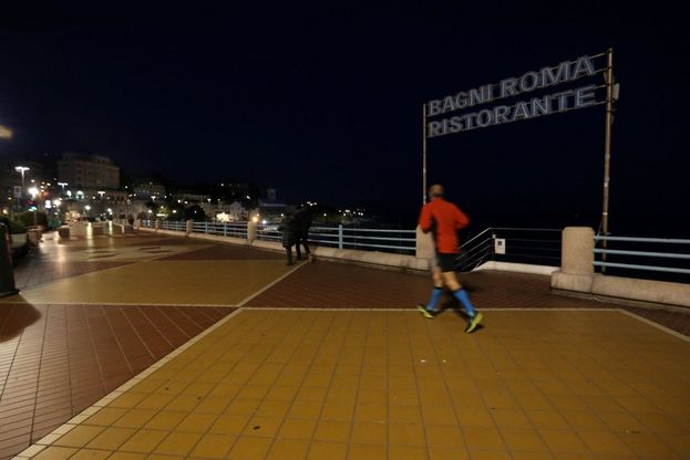 Genova, solo qualche runner nella prima notte della serrata per coronavirus